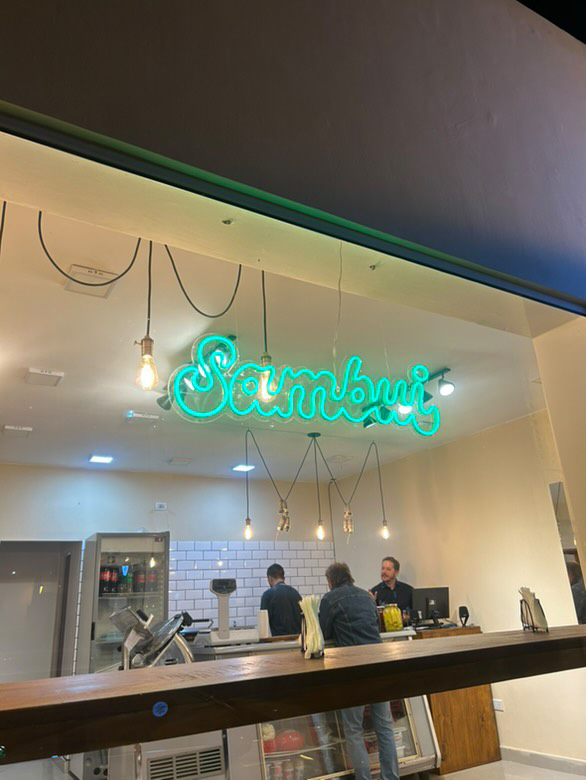 Aplicacion de marca Sambui en carteleria corporativa