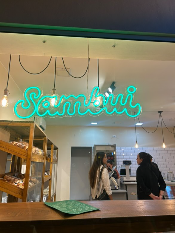 Aplicacion de marca Sambui en carteleria corporativa