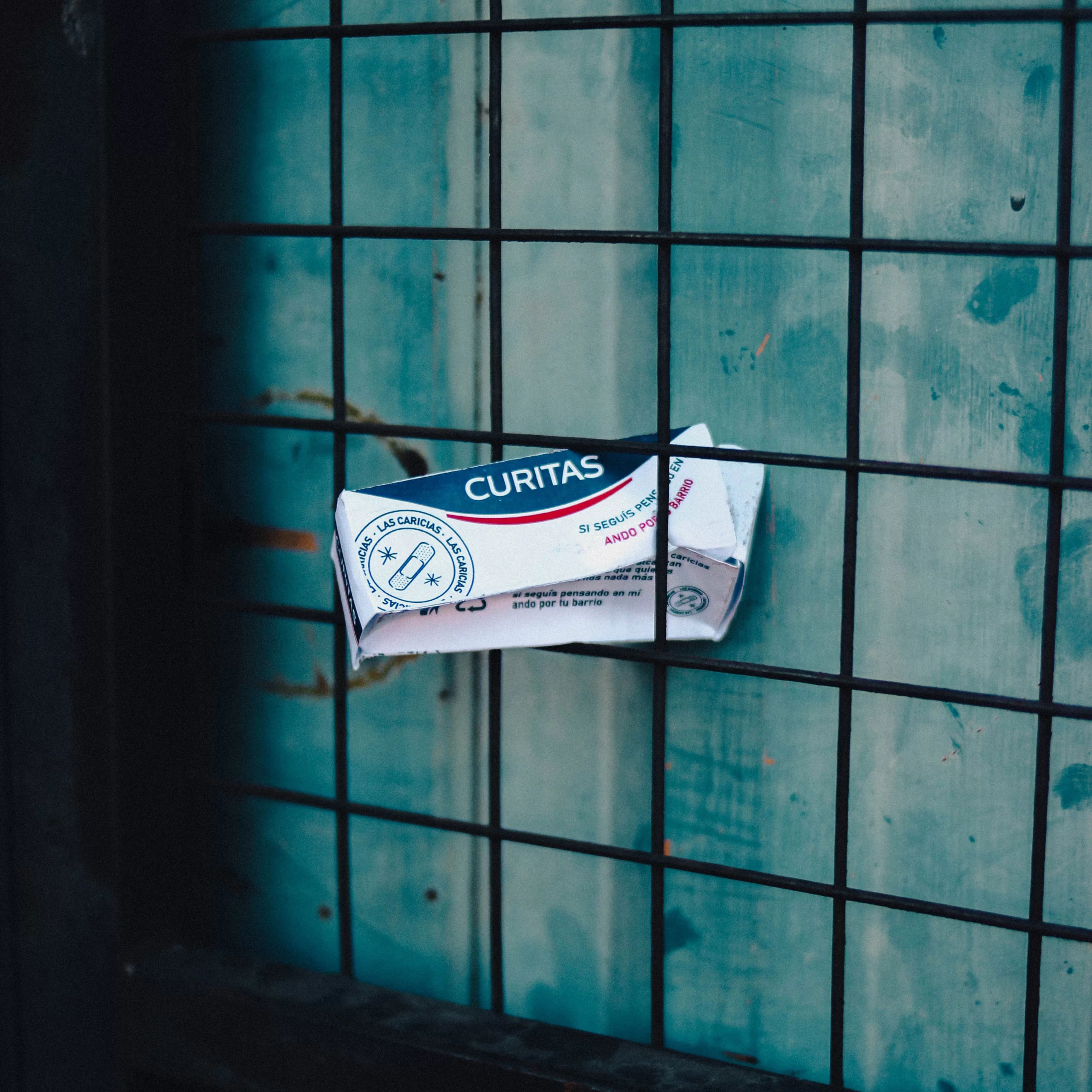 Foto diseño caja de curitas para banda 'Las Caricias'