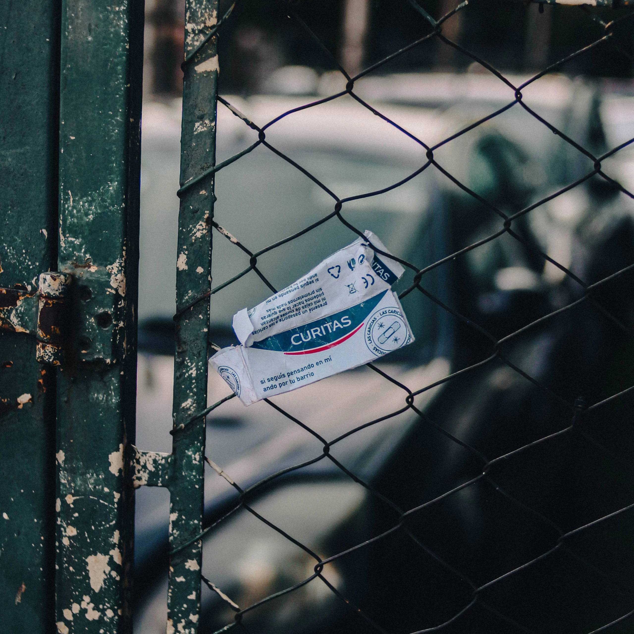 Foto diseño caja de curitas para banda 'Las Caricias'