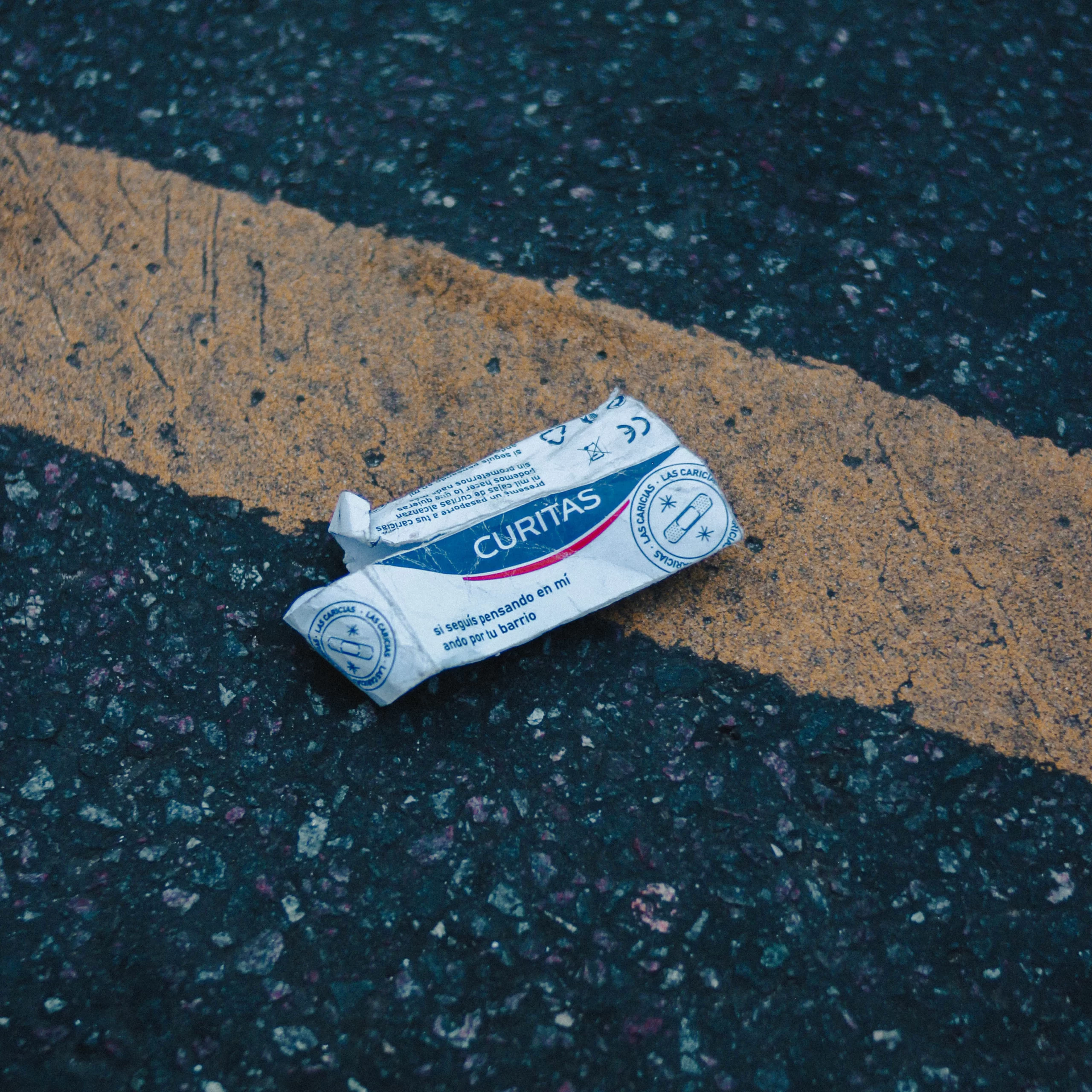 Foto diseño caja de curitas para banda 'Las Caricias'