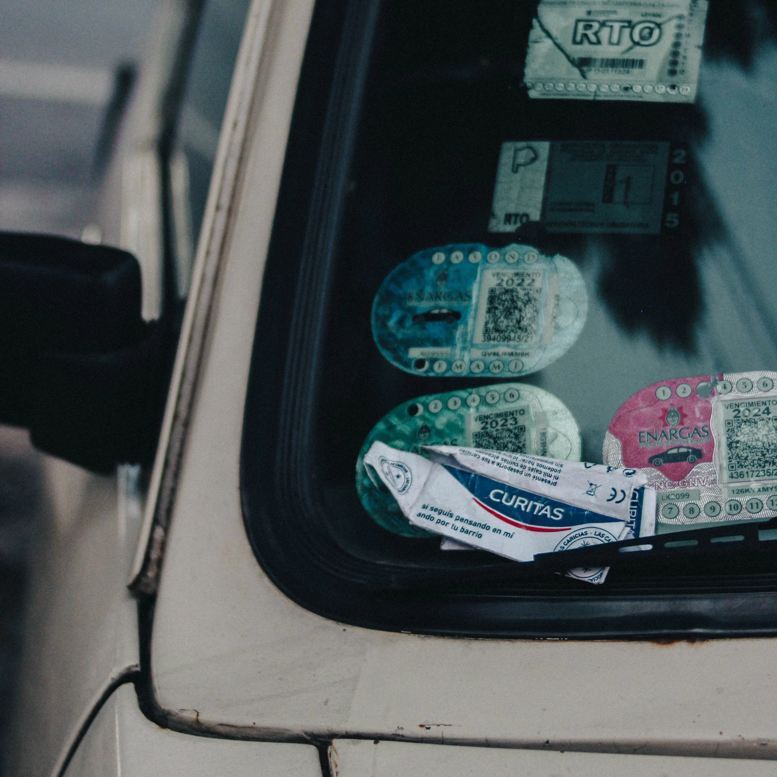 Foto diseño caja de curitas para banda 'Las Caricias'