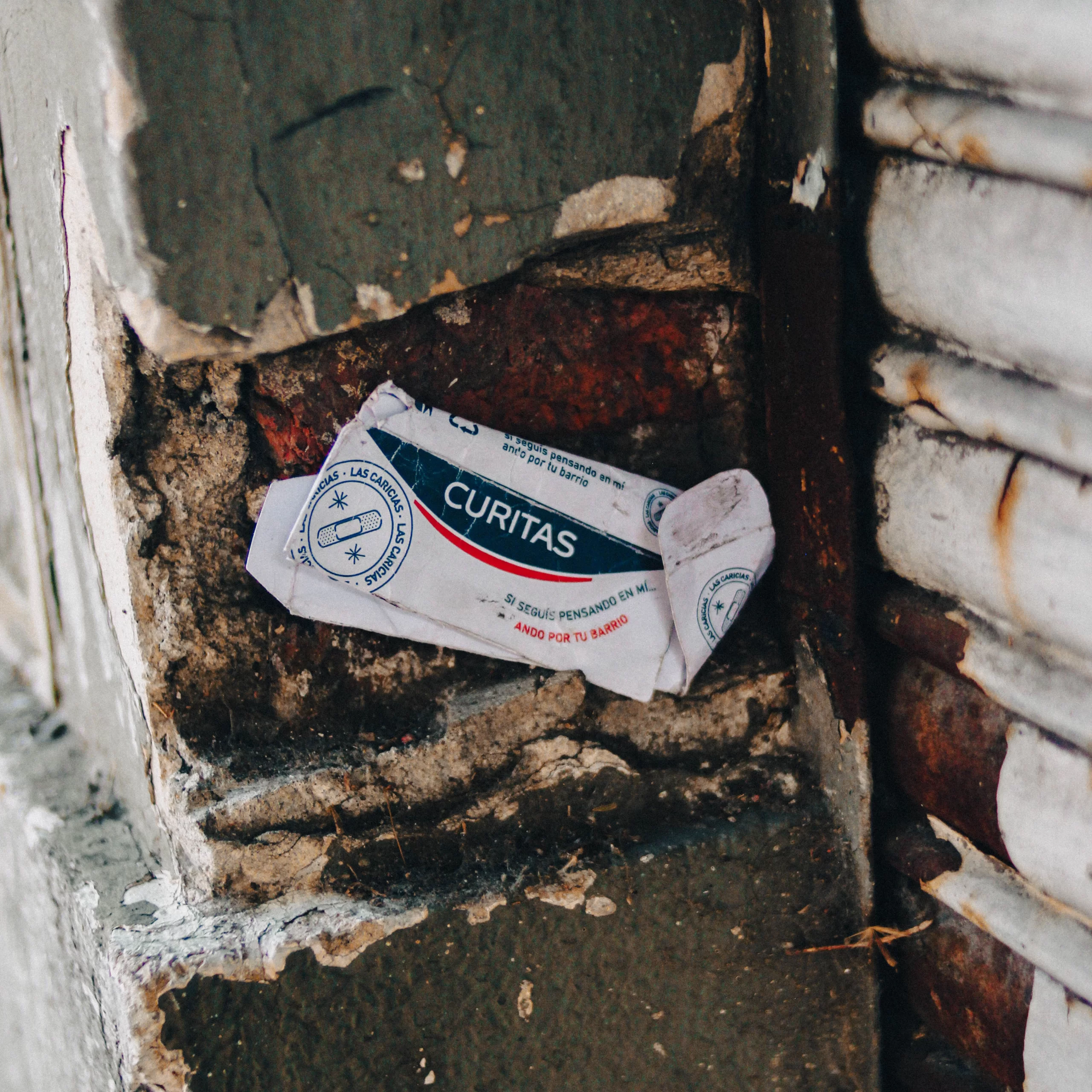 Foto diseño caja de curitas para banda 'Las Caricias'