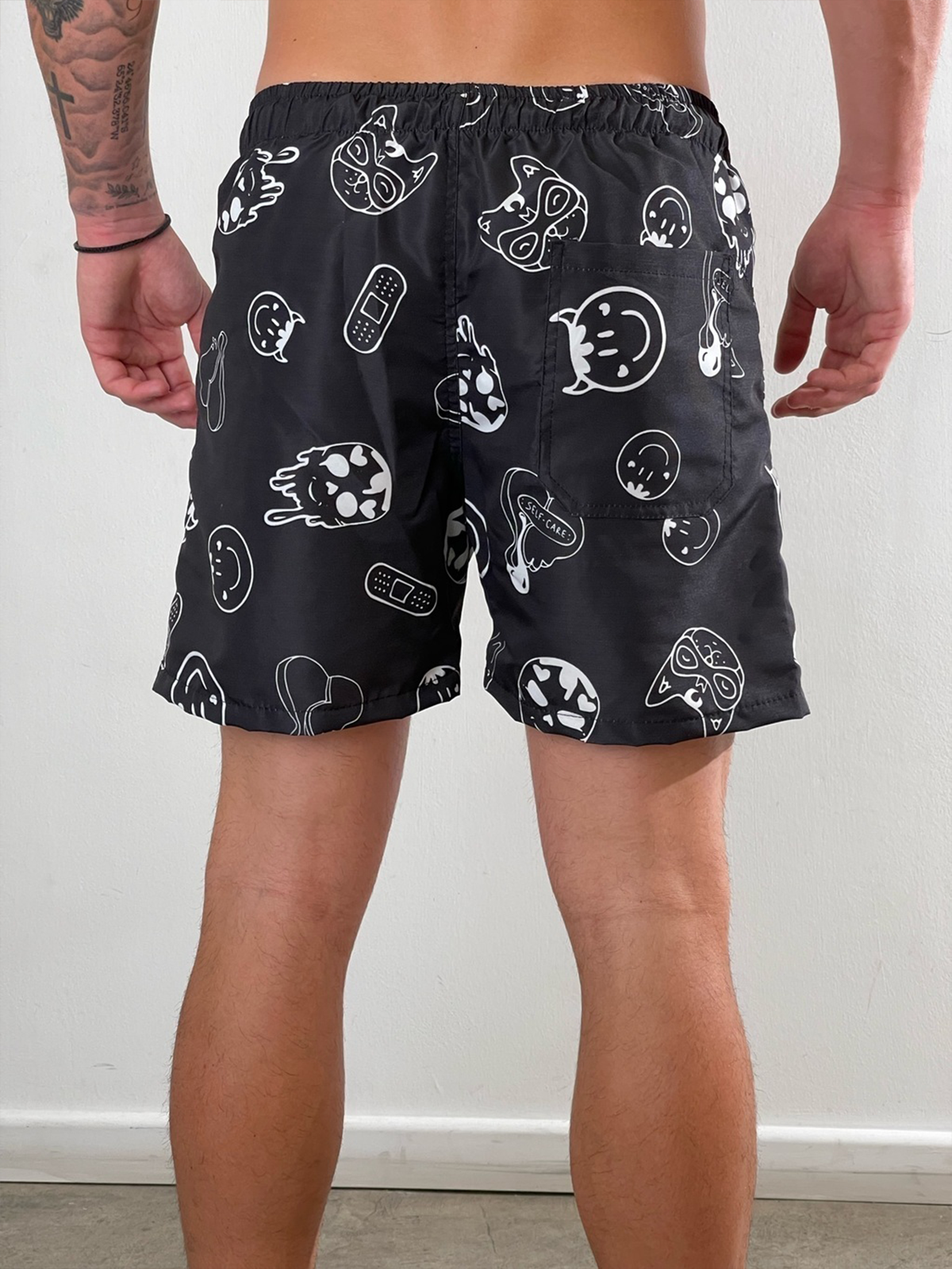 Mockup de trajes de baño de hombre con Ilustraciones personalizadas hechas a mano para Tukyverse